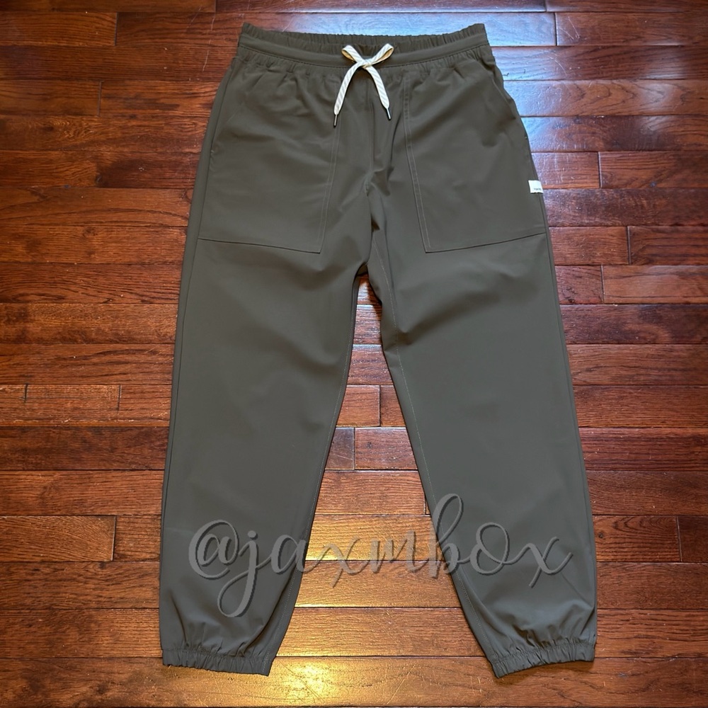 NWOT Vuori Miles Jogger Oregano Size Small